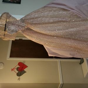 My daughter used it for her quinseañera. will not use it again sizes 4 rosegold